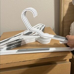 🤍🥼PREMIUM WHITE STURDY HANGERS W/GREY SHOULDER GRIPS🥼🤍